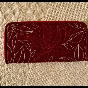 Travelon zip closure wallet